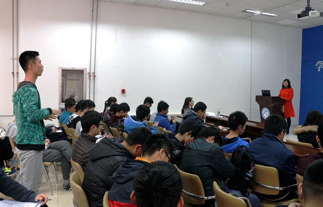 刘芳教授耐心问答学生提问 刘芳教授耐心问答学生提问