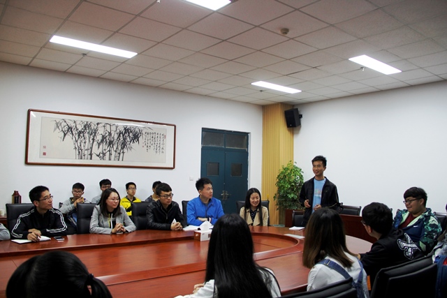 优秀研究生代表邓深圳发言 魏孟吉摄影 优秀研究生代表邓深圳发言 魏孟吉摄影