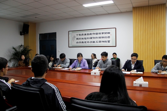 刘笑汇报研究生备战情况 魏孟吉摄影 刘笑汇报研究生备战情况 魏孟吉摄影