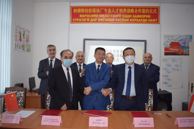 备选%20%20缩略图/图3%20孔子学院、冶金学院地质与油气系、纳福特拉松炼油厂签署合作协议2.JPG 备选%20%20缩略图/图3%20孔子学院、冶金学院地质与油气系、纳福特拉松炼油厂签署合作协议2.JPG