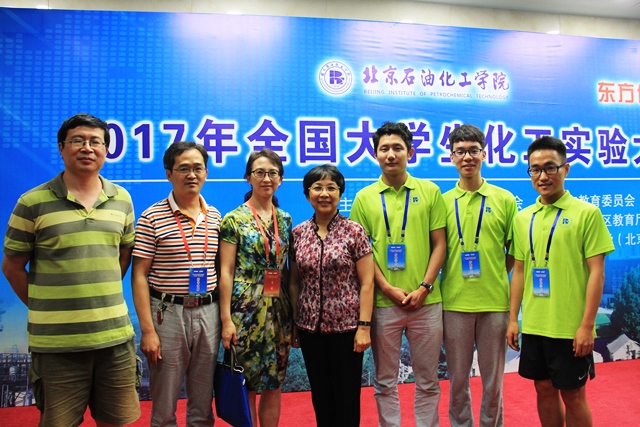 参赛队伍与组委会山红红教授合影