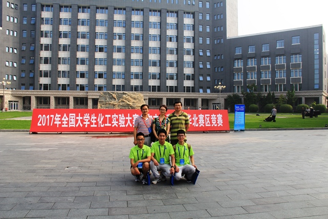 参赛队员与指导教师合影