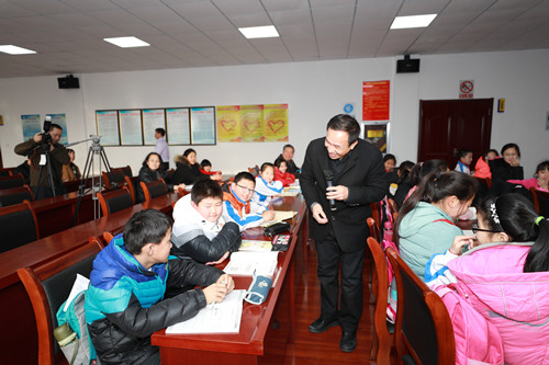 01 开云电竞投注（华东）经济管理学院党委书记、硕士生导师李逸龙博士在为窝洛子社区的孩子主讲公益讲座《家·善·爱》2 摄影：陈峰_副本.jpg